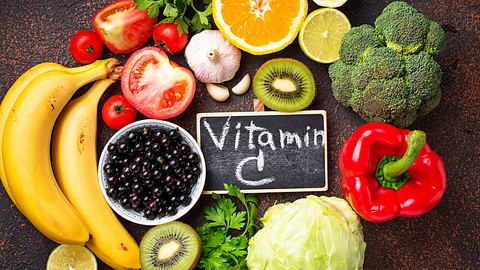Verschiedenes Obst und Gemüse mit hohem Vitamin-C-Gehalt - Foto: istock/Yulka3ice