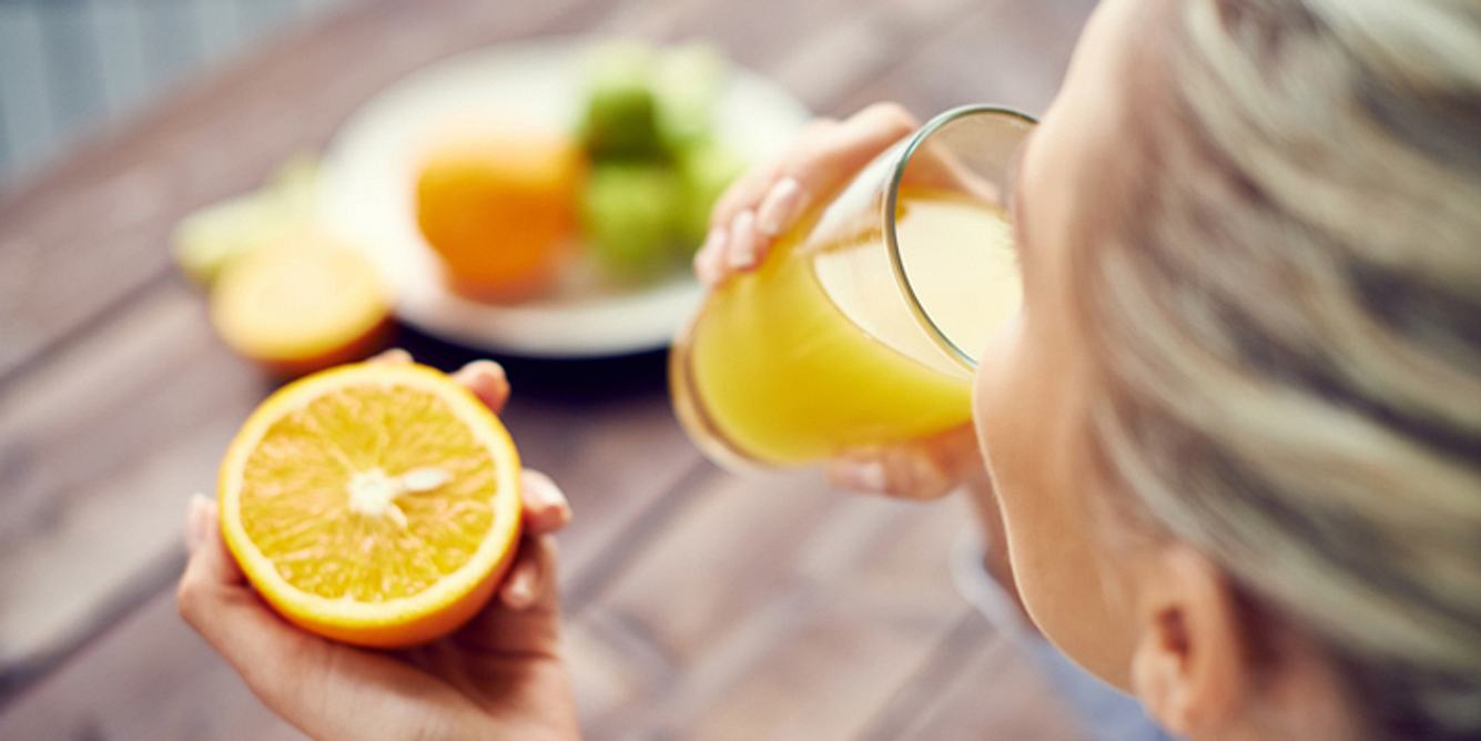 Frau trinkt Orangensaft