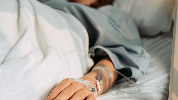Nahaufnahme von Frauenhand in Krankenhausbett  - Foto: iStock /wutwhanfoto