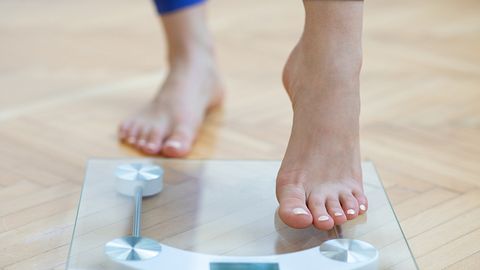 Eine Frau stellt sich auf die Waage - Foto: iStock/bymuratdeniz