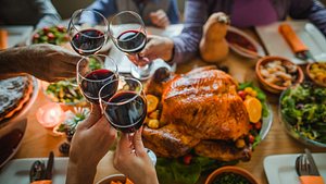 Familie beim Weihnachtsessen. - Foto: iStock/skynesher