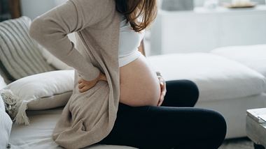 Schwangere Frau mit Völlegefühl (Symbolbild) - Foto: iStock/AsiaVision