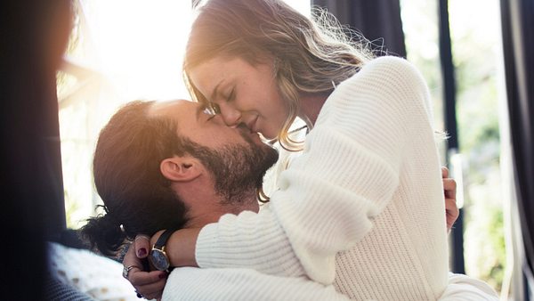 Mann und Frau küssen sich - Foto: iStock/M_a_y_a