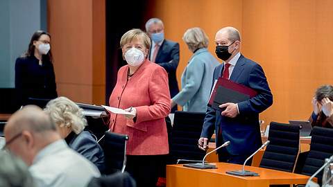 Merkel im Bundestag - Foto: IMAGO / IPON