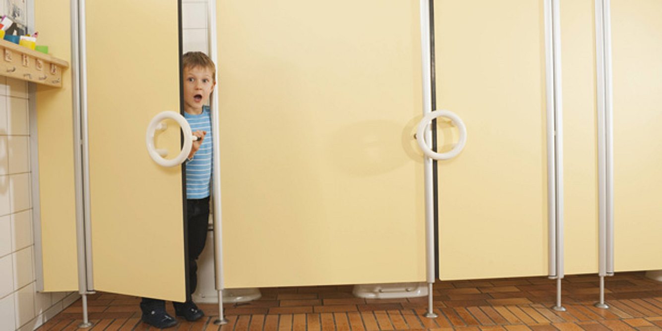 Junge auf Toilette