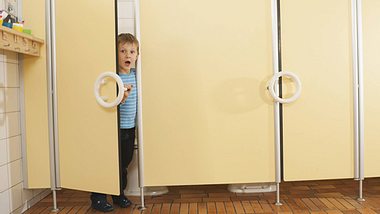 Junge auf Toilette - Foto: imago