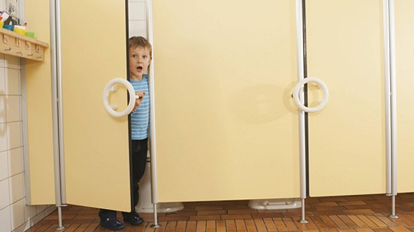 Junge auf Toilette - Foto: imago