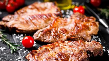 Gebratene Fleischstücke mit Tomaten und Kräutern - Foto: iStock/SarapulSar38
