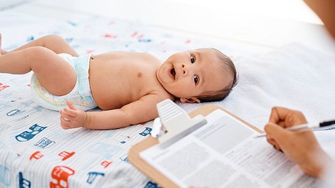 Baby, Vorsorgeuntersuchung - Foto: iStock/seisa