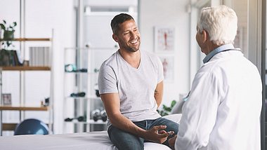 Mann bei einem Arzttermin - Foto: istock/-rowan_jordan