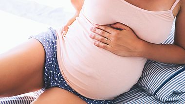 Schwangere Frau hält ihren Bauch - Foto: istock/nataliaderiabina