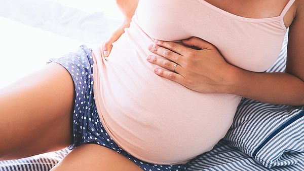 Schwangere Frau hält ihren Bauch - Foto: istock/nataliaderiabina
