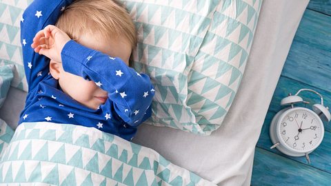 Kind weint im Bett - Foto: iStock/LeManna