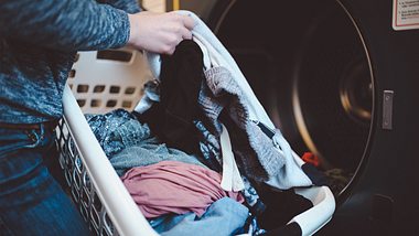 Wäsche in der Waschmaschine - Foto: istock/domoyega