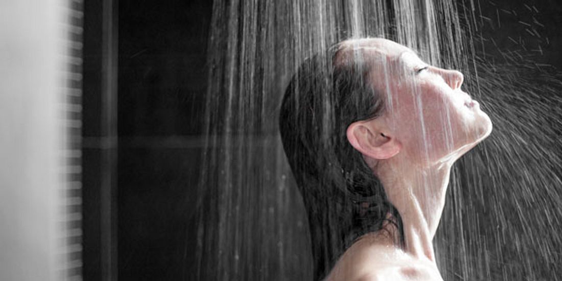 Warmes Wasser gegen Nackenverspannungen