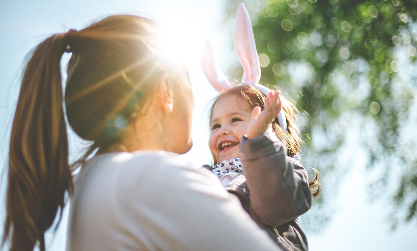 Mutter und Tochter feiern Ostern
