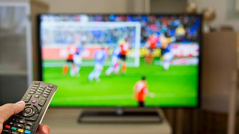 Person schaut Fußball im TV - Foto: Istock/by sonmez