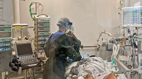 Corona-Patient wird behandelt - Foto: imago images/Ralph Lueger Corona-Patient wird behandelt - Foto: imago images/Ralph Lueger