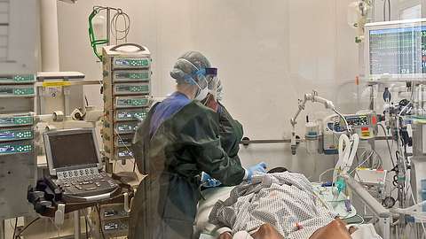 Corona-Patient wird behandelt - Foto: imago images/Ralph Lueger