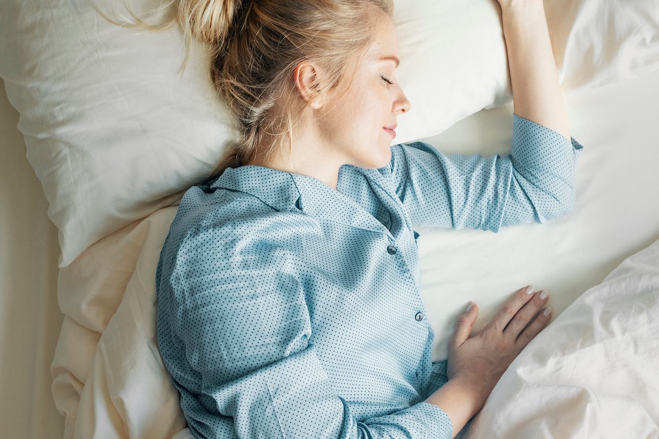 Eine Frau liegt im Bett und schläft