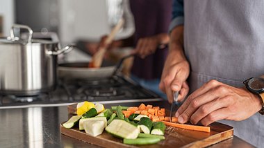 Was sollte man bei Mageschmerzen essen? Diese Lebensmittel helfen dem Bauch bei der Genesung. - Foto: iStock/Ridofranz