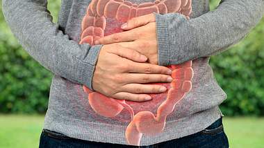 Frau hält sich den Bauch - Foto: iStock / sefa ozel