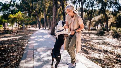 Frau tanzt mit Hund - Foto: iStock/wundervisuals