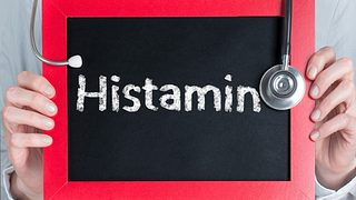 Schild mit der Aufschrift Histamin - Foto: iStock/roobcio