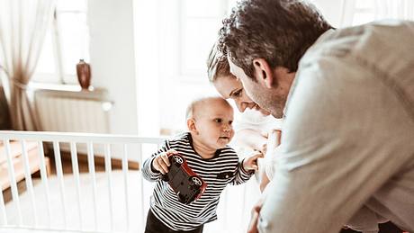 Junger Familienvater spielt mit seinem Baby - Foto: iStock/franckreporter