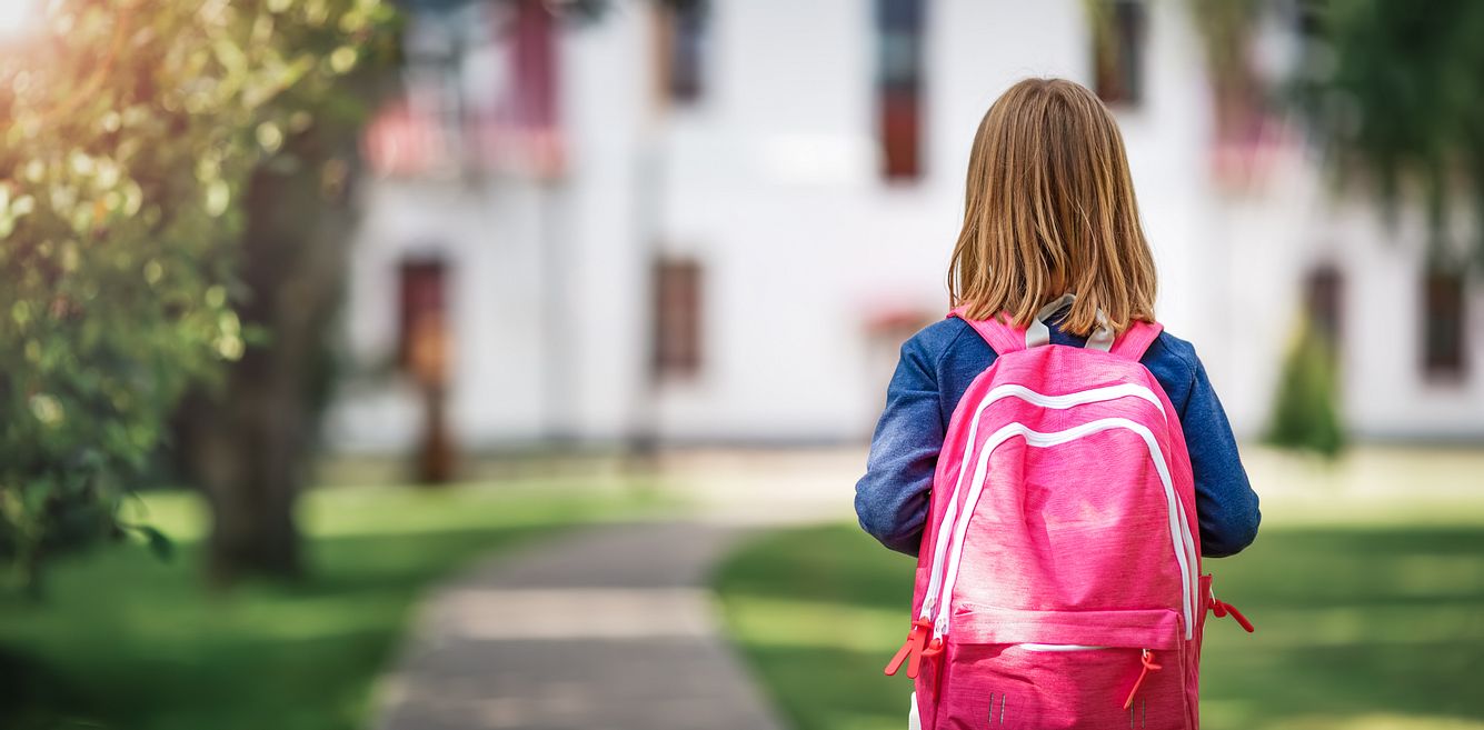 Was sind U-Boot-Eltern? Ein Mädchen geht zur Schule