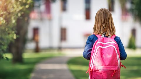 Ein Mädchen geht zur Schule - Foto: iStock/LeManna