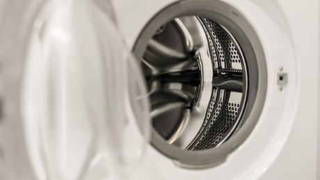 Offenstehende Tür einer Waschmaschine - Foto: iStock/Yaraslau Saulevich