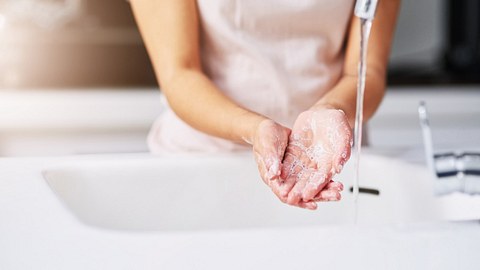Frau wäscht sich die Hände - Foto: iStock/PeopleImages