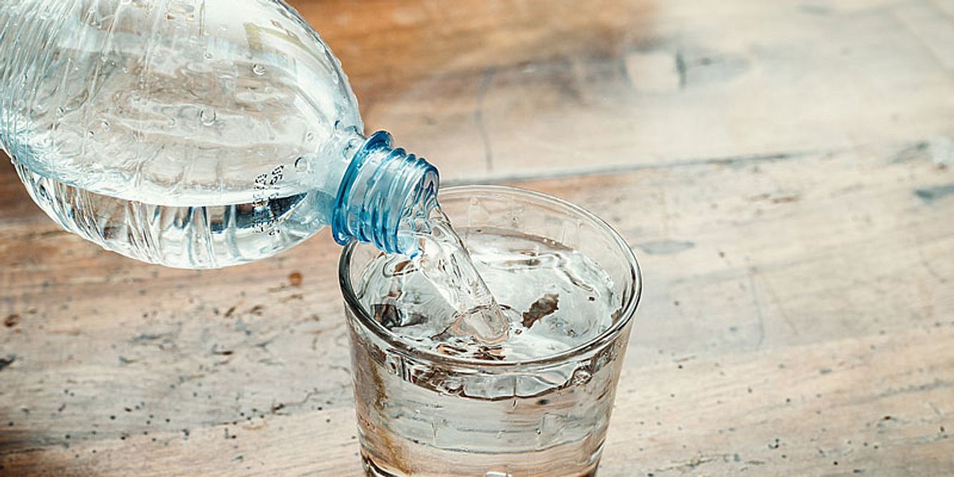 Ein Glas wird mit Wasser gefüllt