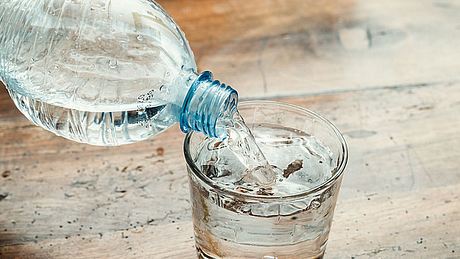 Ein Glas wird mit Wasser gefüllt - Foto: Fotolia