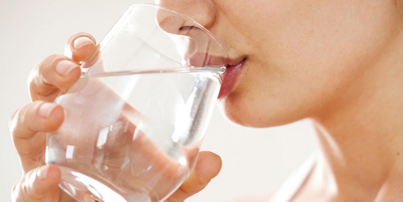 Wasser trinken bei niedrigem Blutdruck