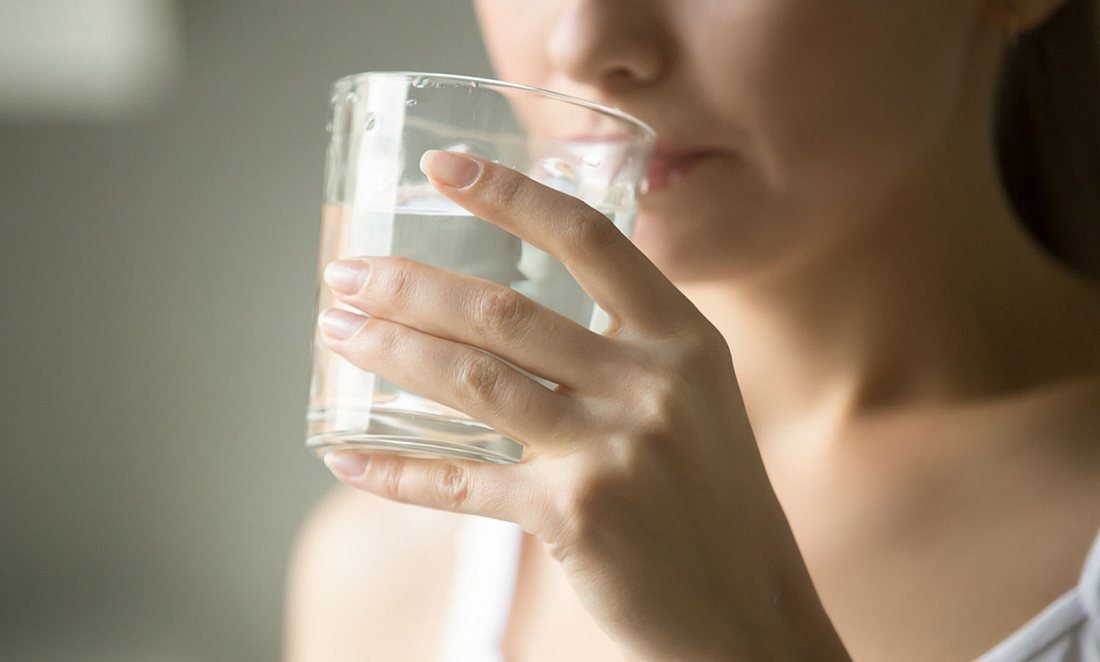 Wasser trinken als Hausmittel gegen Kopfschmerzen