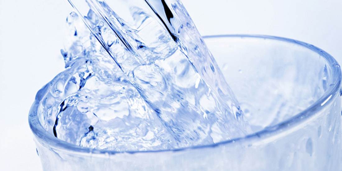 Wasser trinken hilft gegen Kopfschmerzen