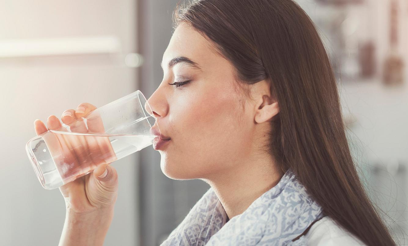 Wenn Sie Leinsamen zu sich nehmen, sollten Sie mindestens 1,5 Liter pro Tag trinken