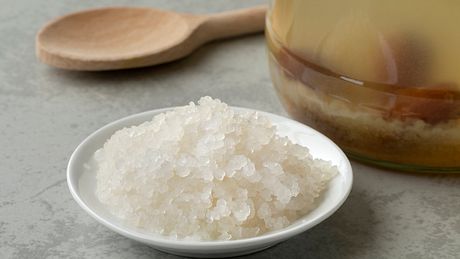 Wasserkefir-Ansatz in einem Gefäß, daneben Wasserkiefer-Kristalle in einer Schale - Foto: istock_PicturePartners