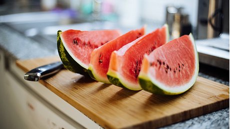 Drei Scheiben Wassermelone auf einem Küchenbrett - Foto: istock_agrobacter