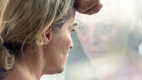 Frau in den Wechseljahren hat Depression - Foto: iStock/Juanmonino