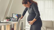 Schwangere Frau mit starken Wehen - Foto: iStock / fotostorm