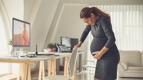 Schwangere Frau mit starken Wehen - Foto: iStock/fotostorm