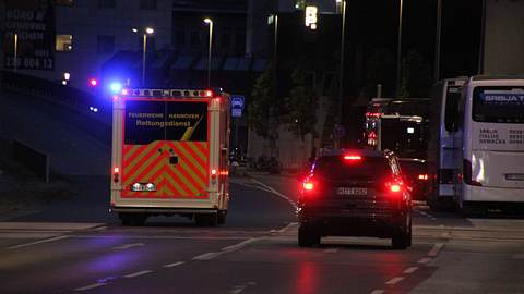 Krankenwagen fährt bei Nacht - Foto: IMAGO/Die Videomanufaktur