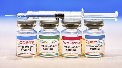 Impfstofflaschen von vier verschiedenen Herstellern in einer Reihe - Foto: imago images_Christian Ohde