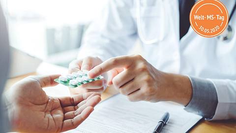 Ein Arzt gibt einem Patienten einen Blister mit Tabletten - Foto: iStock/SARINYAPINNGAM