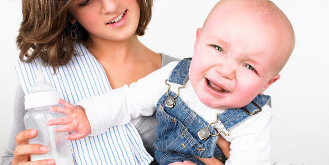 Wenn das Baby nach dem Füttern schreit und sich stark überstreckt, ist meist Reflux die Ursache