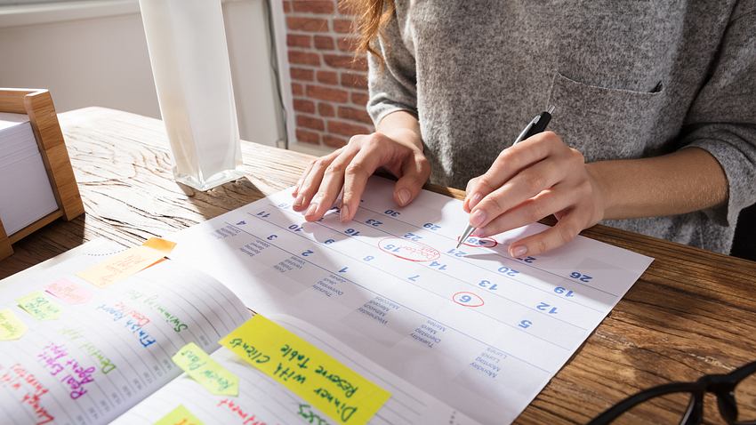 Frau mit zwei Wochenplanern - Foto: iStock/AndreyPopov