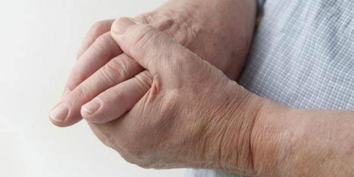 Wenn Finger-Gelenke plötzlich schmerzen, kann dies ein Hinweis auf die Krankheit Gicht sein. Dann am besten gleich zum Arzt gehen – unbehandelt kann Gicht chronisch werden